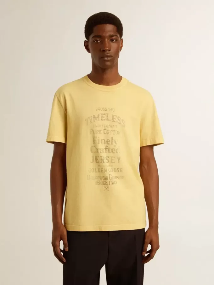 Herren-T-Shirt aus Baumwolle in Hellgelb mit verblasstem Schriftzug Herren-T-Shirt aus Baumwolle in Hellgelb mit verblasstem Schriftzug