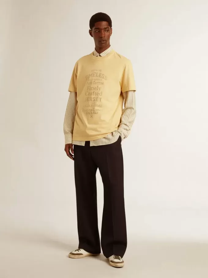 Herren-T-Shirt aus Baumwolle in Hellgelb mit verblasstem Schriftzug Herren-T-Shirt aus Baumwolle in Hellgelb mit verblasstem Schriftzug
