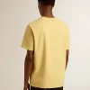 Herren-T-Shirt aus Baumwolle in Hellgelb mit verblasstem Schriftzug Herren-T-Shirt aus Baumwolle in Hellgelb mit verblasstem Schriftzug