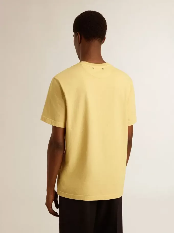 Herren-T-Shirt aus Baumwolle in Hellgelb mit verblasstem Schriftzug Herren-T-Shirt aus Baumwolle in Hellgelb mit verblasstem Schriftzug