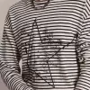 Herren-T-Shirt mit weißen und blauen Streifen und Stickerei auf der Vorderseite