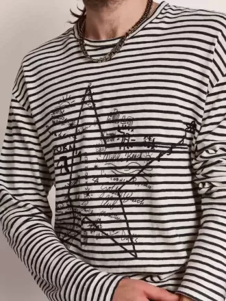 Herren-T-Shirt mit weißen und blauen Streifen und Stickerei auf der Vorderseite