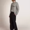 Herren-T-Shirt mit weißen und blauen Streifen und Stickerei auf der Vorderseite