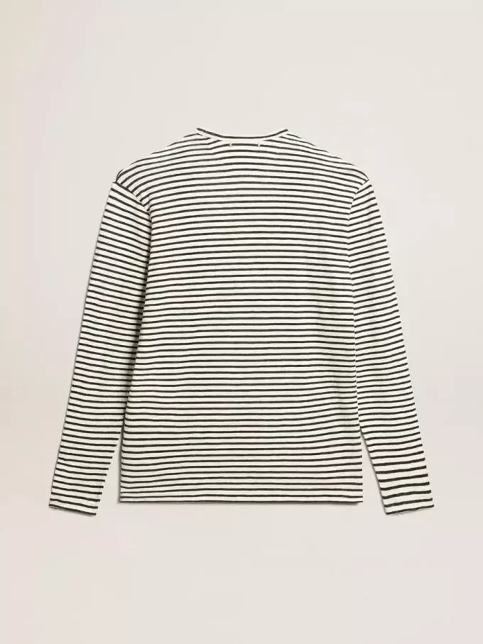 Herren-T-Shirt mit weißen und blauen Streifen und Stickerei auf der Vorderseite