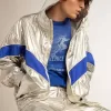 Herren-Windjacke aus silbernem Funktionsmaterial Herren-Windjacke aus silbernem Funktionsmaterial