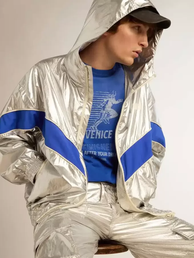 Herren-Windjacke aus silbernem Funktionsmaterial Herren-Windjacke aus silbernem Funktionsmaterial