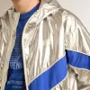 Herren-Windjacke aus silbernem Funktionsmaterial Herren-Windjacke aus silbernem Funktionsmaterial