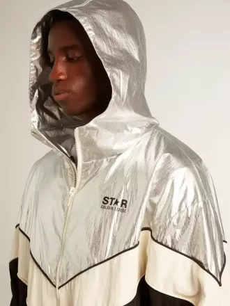 Herren-Windjacke aus silbernem und schwarzem Funktionsstoff Herren-Windjacke aus silbernem und schwarzem Funktionsstoff