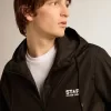 Herren-Windjacke mit kontrastierendem weißem Logo und Stern Herren-Windjacke mit kontrastierendem weißem Logo und Stern