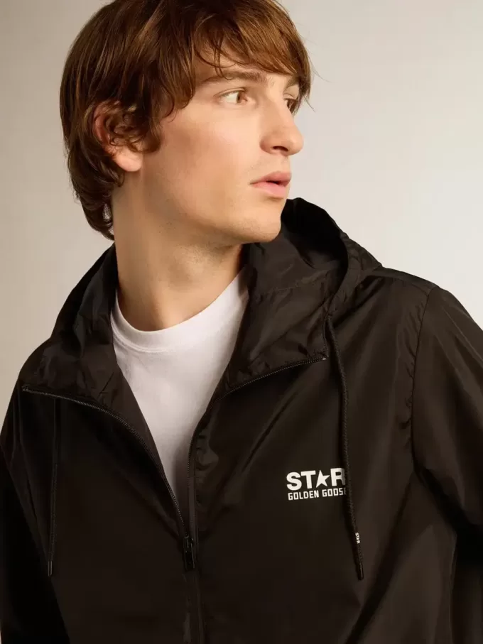 Herren-Windjacke mit kontrastierendem weißem Logo und Stern Herren-Windjacke mit kontrastierendem weißem Logo und Stern