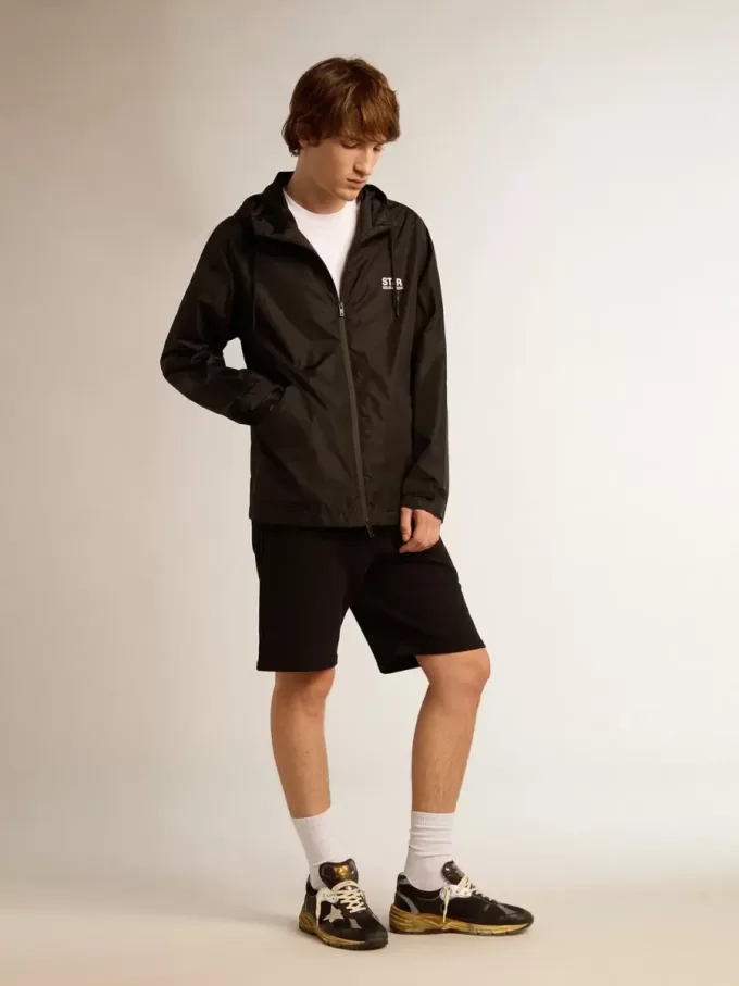 Herren-Windjacke mit kontrastierendem weißem Logo und Stern Herren-Windjacke mit kontrastierendem weißem Logo und Stern