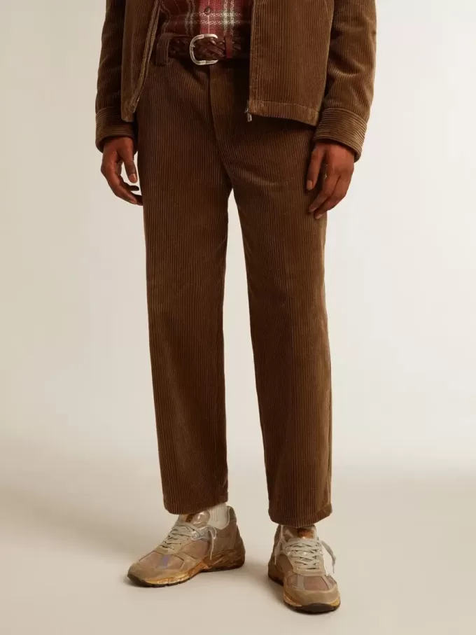 Herrenhose aus dunkelolivfarbenem Cord Herrenhose aus dunkelolivfarbenem Cord