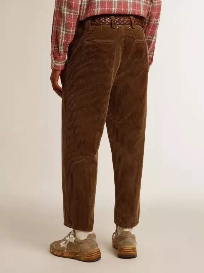 Herrenhose aus dunkelolivfarbenem Cord Herrenhose aus dunkelolivfarbenem Cord