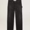 Herrenjeans aus schwarzem Baumwollstoff im Distressed-Look mit Aufnähern auf der Vorderseite Herrenjeans aus schwarzem Baumwollstoff im Distressed-Look mit Aufnähern auf der Vorderseite