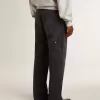Herrenjeans aus schwarzem Baumwollstoff im Distressed-Look mit Aufnähern auf der Vorderseite Herrenjeans aus schwarzem Baumwollstoff im Distressed-Look mit Aufnähern auf der Vorderseite