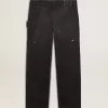 Herrenjeans aus schwarzem Baumwollstoff im Distressed-Look mit Aufnähern auf der Vorderseite Herrenjeans aus schwarzem Baumwollstoff im Distressed-Look mit Aufnähern auf der Vorderseite