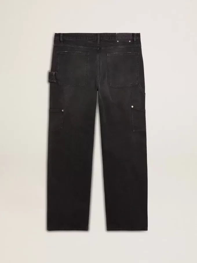 Herrenjeans aus schwarzem Baumwollstoff im Distressed-Look mit Aufnähern auf der Vorderseite Herrenjeans aus schwarzem Baumwollstoff im Distressed-Look mit Aufnähern auf der Vorderseite