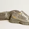Herrenmodell Lightstar aus Metallic-Leder und silbernem Mesh mit grauem Stern