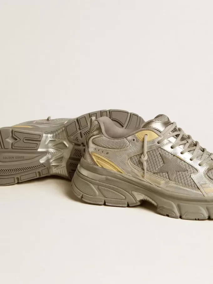 Herrenmodell Lightstar aus Metallic-Leder und silbernem Mesh mit grauem Stern