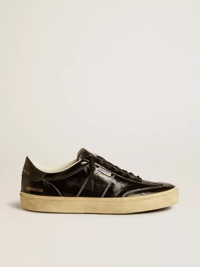 Herrenmodell Soul Star aus schwarzem Lackleder mit Fersenlasche aus schwarzem Leder Herrenmodell Soul Star aus schwarzem Lackleder mit Fersenlasche aus schwarzem Leder