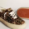 Herrenmodell Space-Star aus Ponyfell mit Leopardenmuster, schwarzem Stern und Absatz Herrenmodell Space-Star aus Ponyfell mit Leopardenmuster, schwarzem Stern und Absatz
