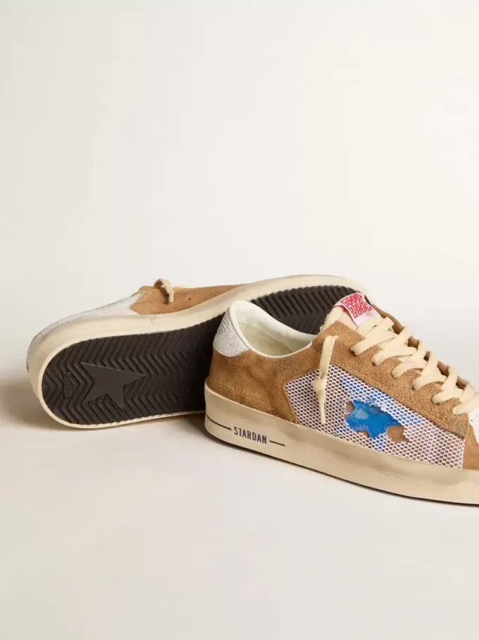 Herrenmodell Stardan LTD aus tabakfarbenem Wildleder und Mesh mit blauem Stern und Lederlasche an der Ferse