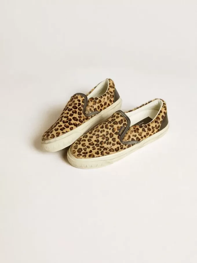 Herrenmodell VCE Penstar aus Ponyfell mit Leopardenmuster und schwarzer Lederkappe an der Ferse Herrenmodell VCE Penstar aus Ponyfell mit Leopardenmuster und schwarzer Lederkappe an der Ferse