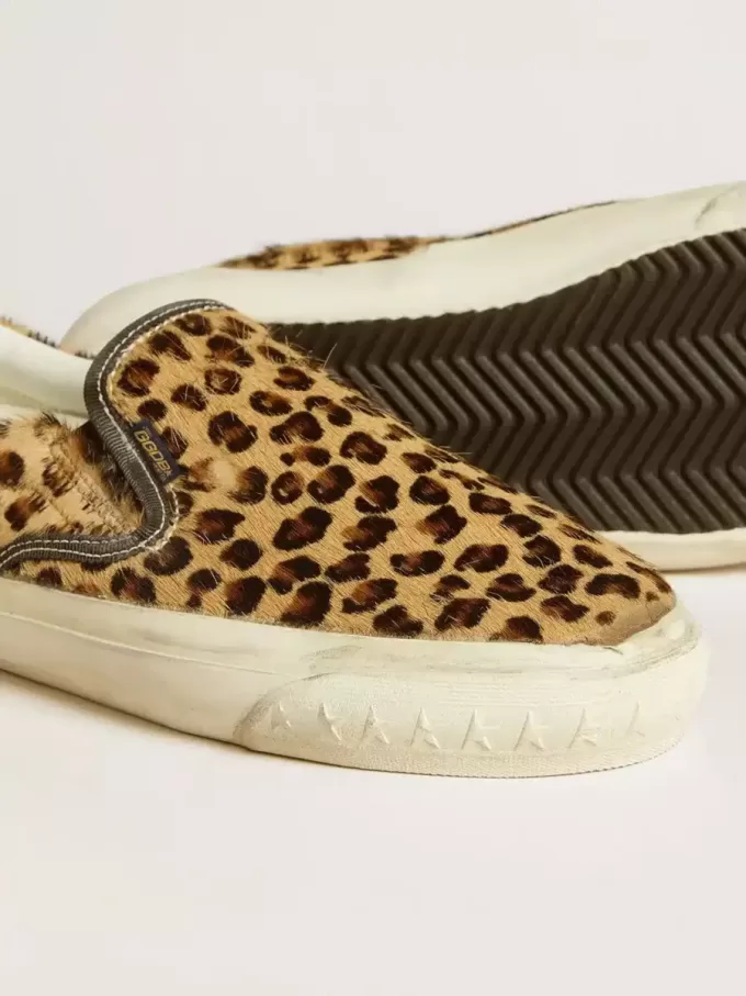 Herrenmodell VCE Penstar aus Ponyfell mit Leopardenmuster und schwarzer Lederkappe an der Ferse Herrenmodell VCE Penstar aus Ponyfell mit Leopardenmuster und schwarzer Lederkappe an der Ferse