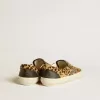 Herrenmodell VCE Penstar aus Ponyfell mit Leopardenmuster und schwarzer Lederkappe an der Ferse Herrenmodell VCE Penstar aus Ponyfell mit Leopardenmuster und schwarzer Lederkappe an der Ferse