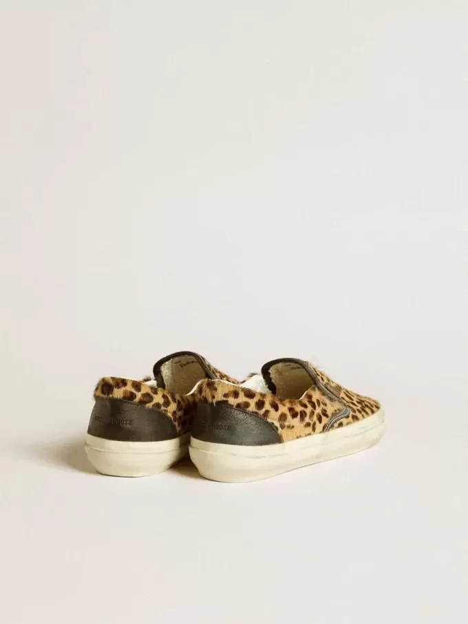 Herrenmodell VCE Penstar aus Ponyfell mit Leopardenmuster und schwarzer Lederkappe an der Ferse Herrenmodell VCE Penstar aus Ponyfell mit Leopardenmuster und schwarzer Lederkappe an der Ferse