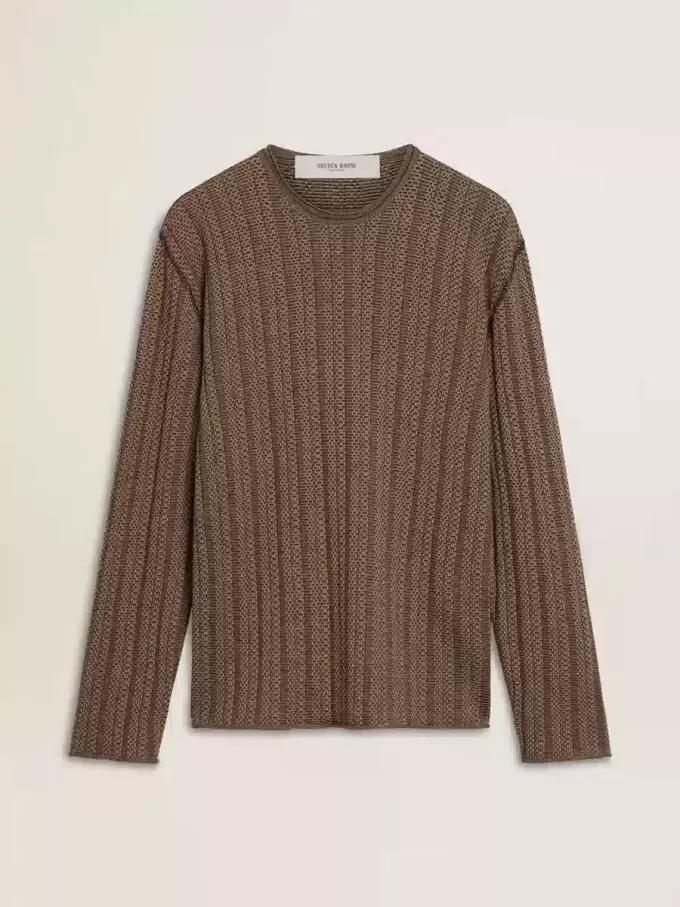 Herrenpullover in Travertinfarbe mit „Golden”-Patch-Schriftzug auf der Rückseite