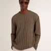 Herrenpullover in Travertinfarbe mit „Golden”-Patch-Schriftzug auf der Rückseite