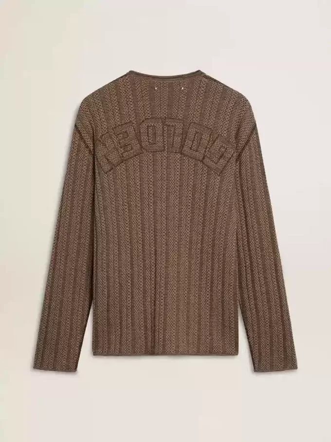 Herrenpullover in Travertinfarbe mit „Golden”-Patch-Schriftzug auf der Rückseite