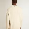 Herrenpullover mit Rundhalsausschnitt aus panamafarbener Baumwolle mit Logo auf der Rückseite Herrenpullover mit Rundhalsausschnitt aus panamafarbener Baumwolle mit Logo auf der Rückseite