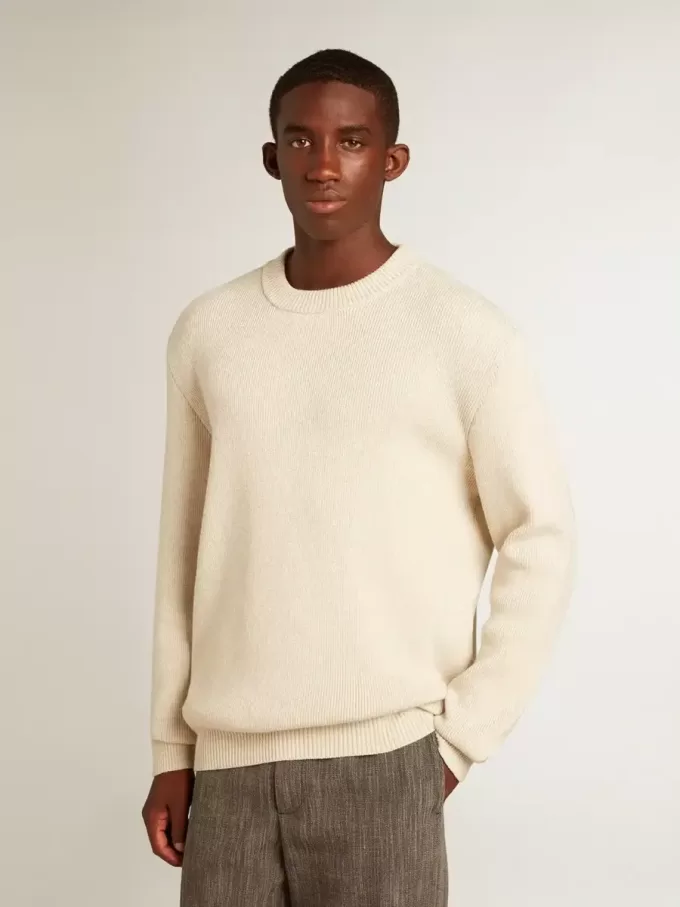 Herrenpullover mit Rundhalsausschnitt aus panamafarbener Baumwolle mit Logo auf der Rückseite Herrenpullover mit Rundhalsausschnitt aus panamafarbener Baumwolle mit Logo auf der Rückseite