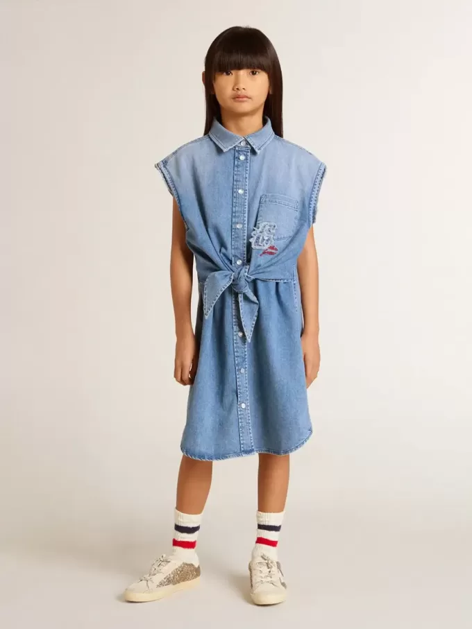 Jeanskleid für Mädchen mit Knoten vorne und Stickerei Jeanskleid für Mädchen mit Knoten vorne und Stickerei