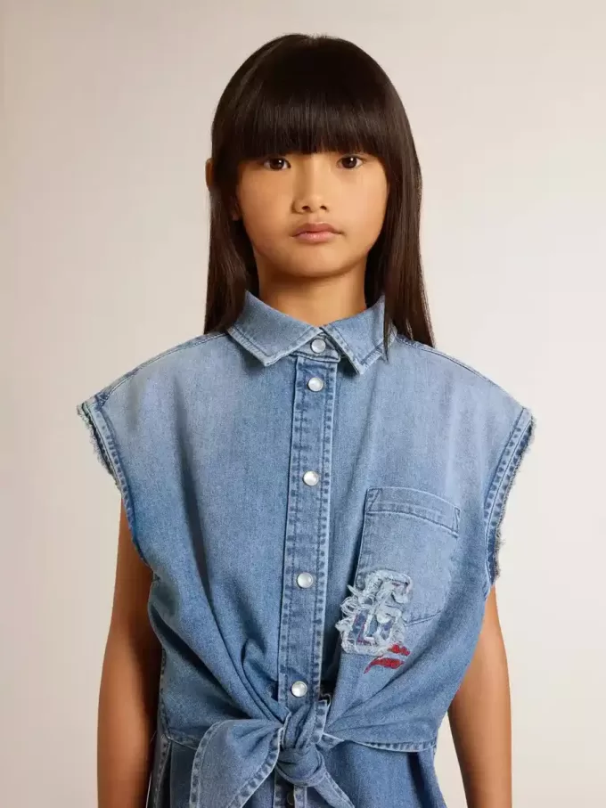 Jeanskleid für Mädchen mit Knoten vorne und Stickerei Jeanskleid für Mädchen mit Knoten vorne und Stickerei