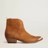 Junge Stiefeletten aus cognacfarbenem Wildleder