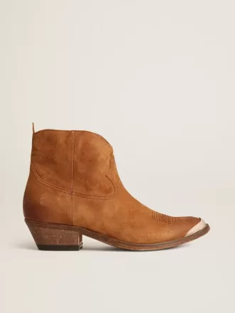 Junge Stiefeletten aus cognacfarbenem Wildleder