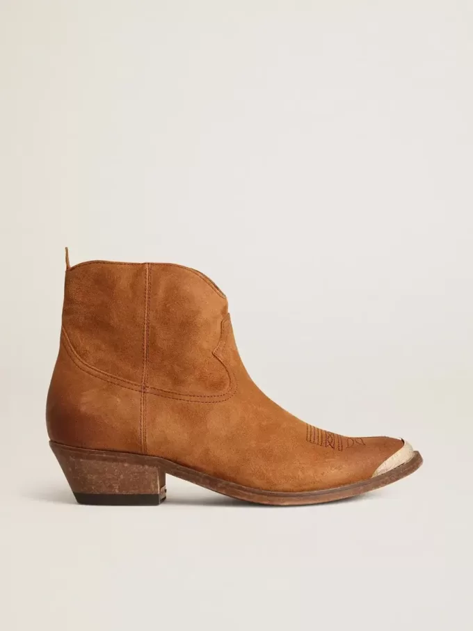 Junge Stiefeletten aus cognacfarbenem Wildleder