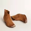 Junge Stiefeletten aus cognacfarbenem Wildleder