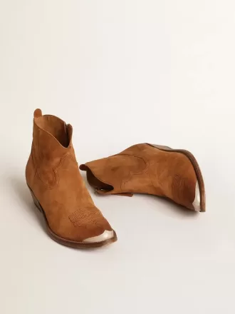 Junge Stiefeletten aus cognacfarbenem Wildleder