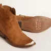 Junge Stiefeletten aus cognacfarbenem Wildleder