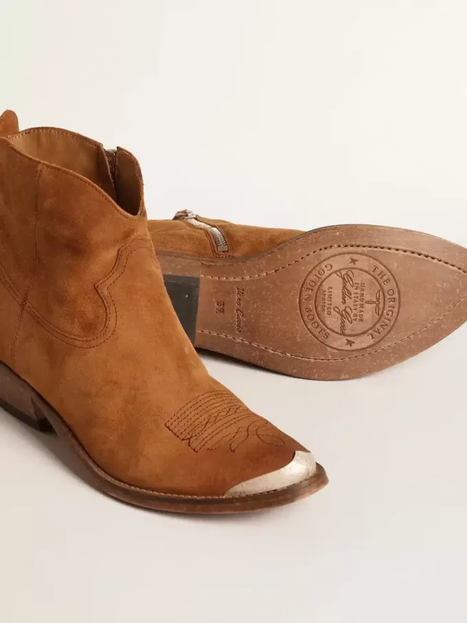 Junge Stiefeletten aus cognacfarbenem Wildleder