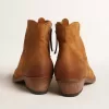 Junge Stiefeletten aus cognacfarbenem Wildleder
