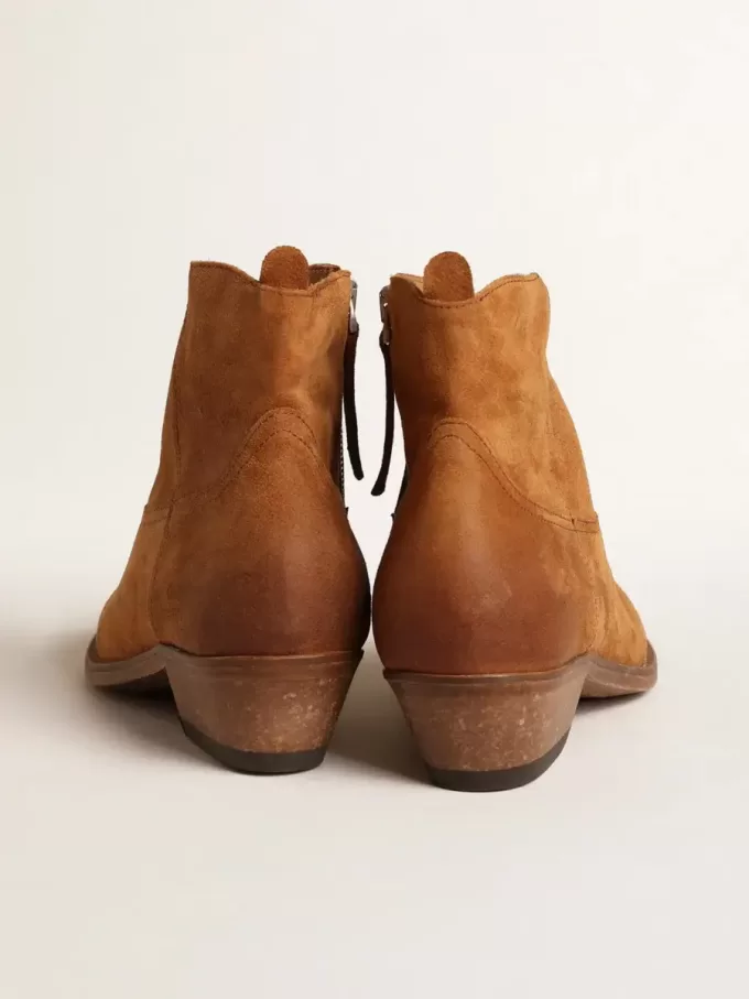 Junge Stiefeletten aus cognacfarbenem Wildleder