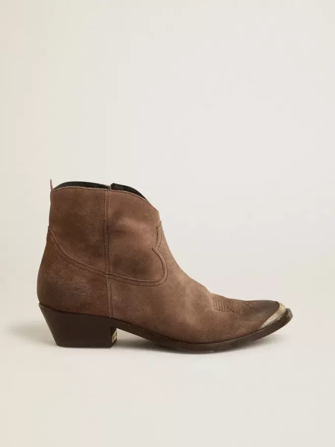 Junge Stiefeletten aus dunkelbraunem Wildleder