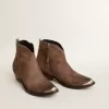 Junge Stiefeletten aus dunkelbraunem Wildleder