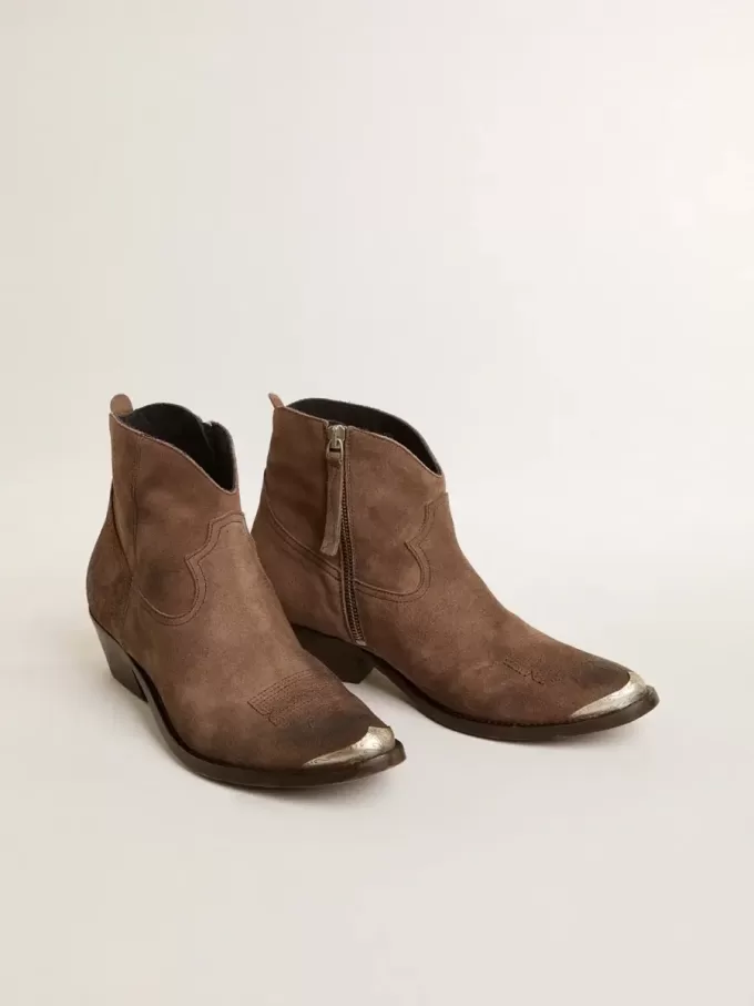 Junge Stiefeletten aus dunkelbraunem Wildleder