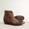 Junge Stiefeletten aus dunkelbraunem Wildleder